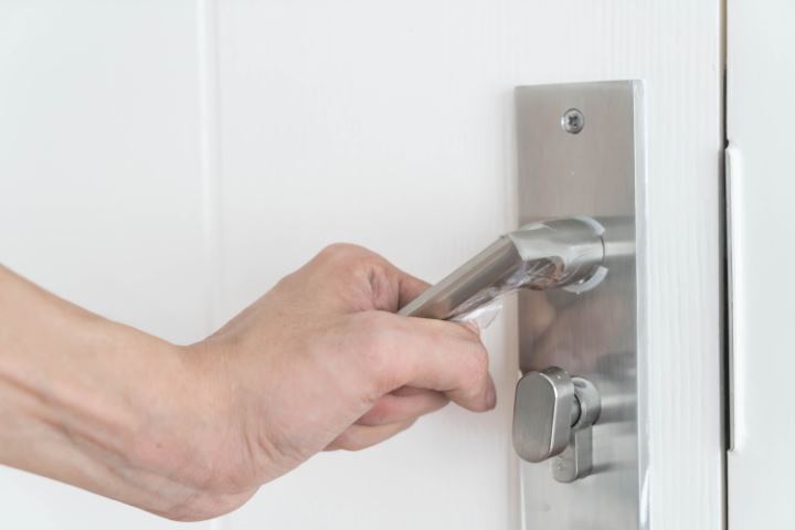 Technique professionnelle d'ouverture de porte claquée sans casse à Annemasse par serrurier expert