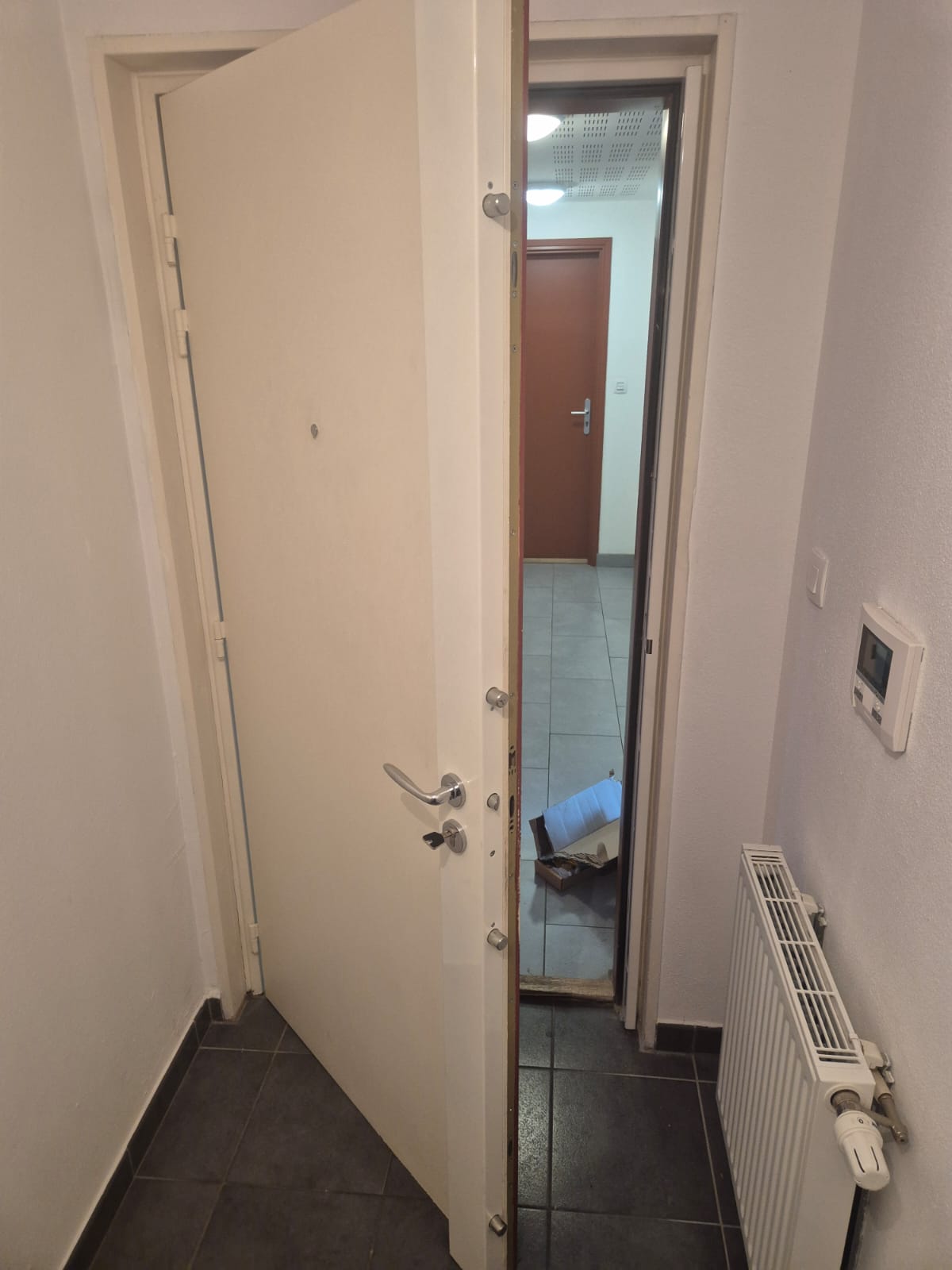 Installation porte blindée Fichet serrurier Annemasse - Agir-Serrurerie