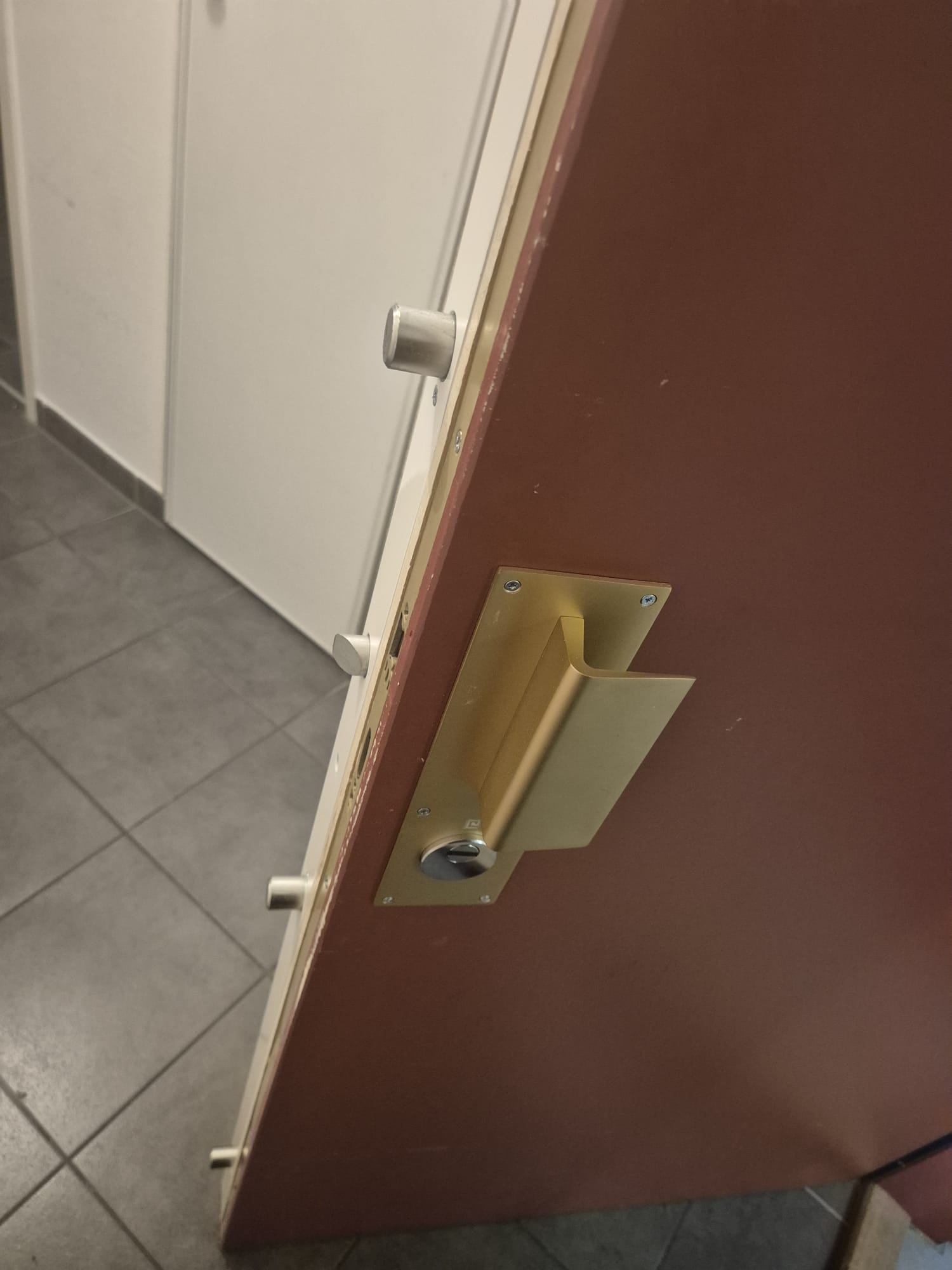 Installation serrure carénée 5 points porte blindée serrurier Annemasse - Agir-Serrurerie