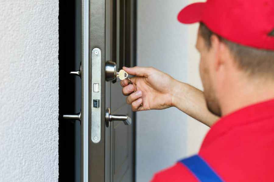Technique professionnelle ouverture porte claquée sans casse à Ville-la-Grand par serrurier expert certifié